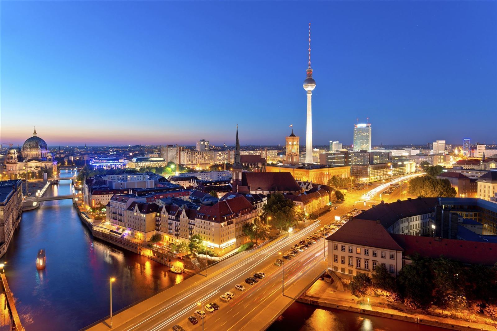Deutschland_Berlin_Fernsehturm_Abend