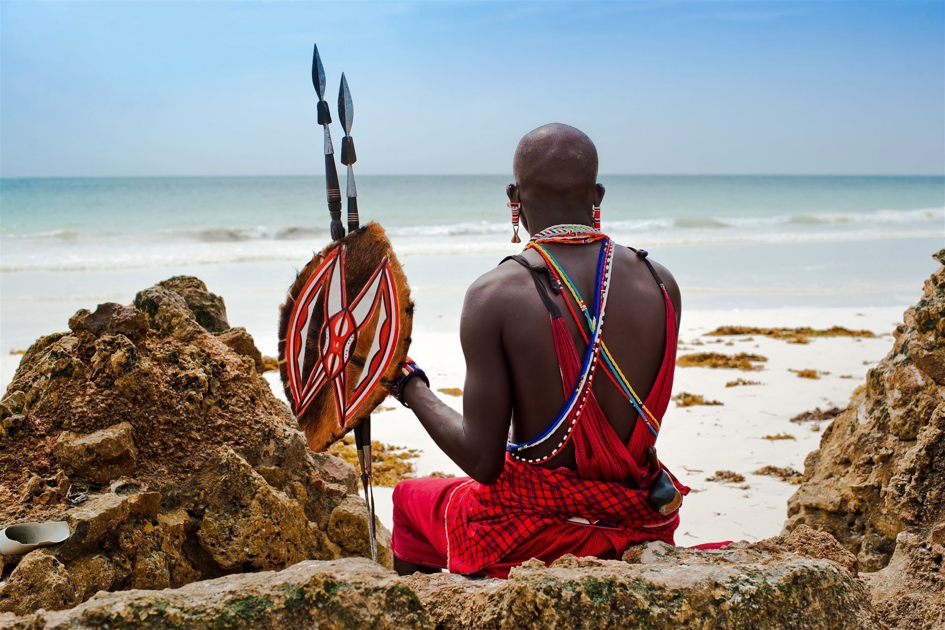 Massai Krieger auf Stein