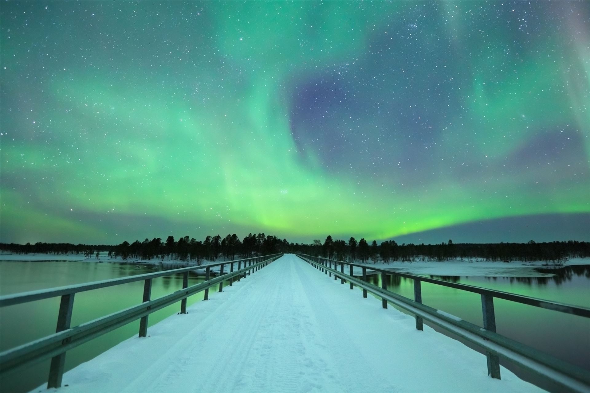Aurora borealis über einer Brücke