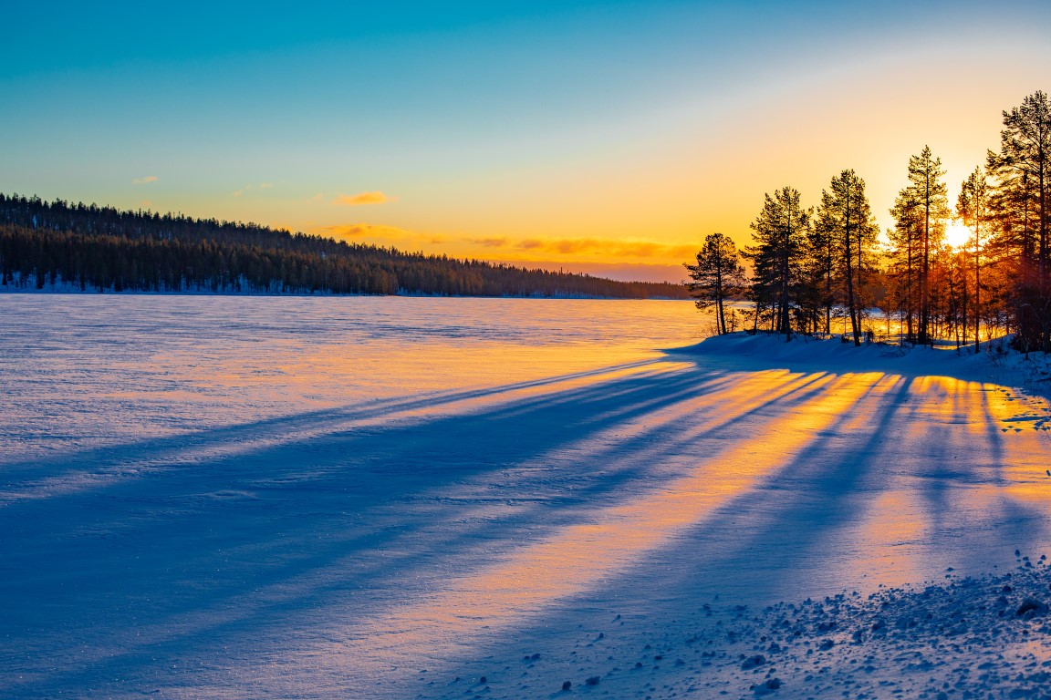 Schöner Sonnenuntergang am Polarkreis in Lappland, Finnland
