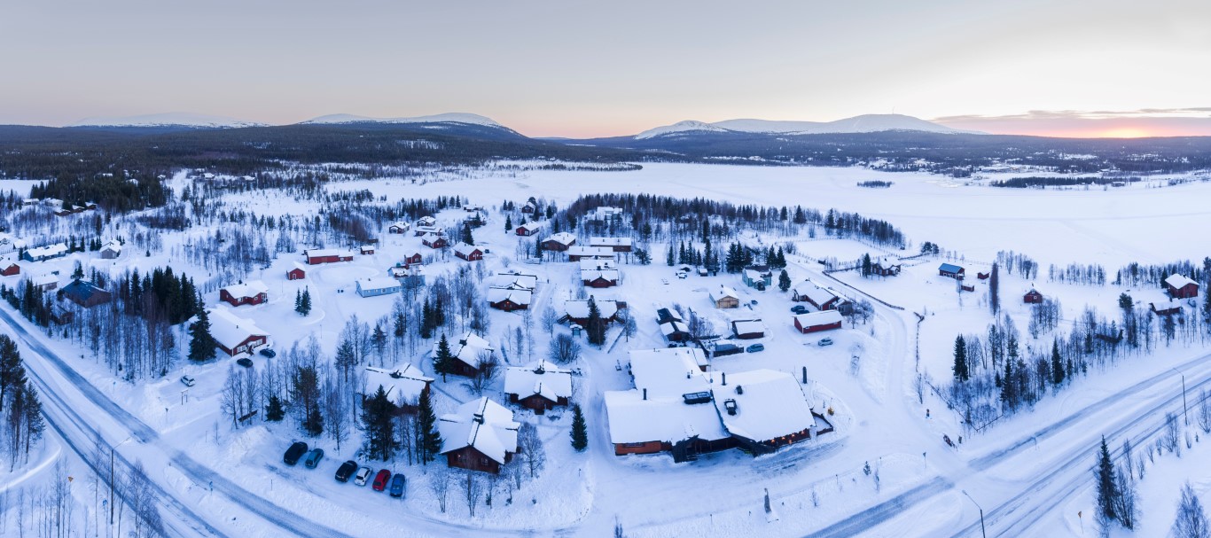 Luftaufnahme der Stadt Akaslompolo innerhalb des Polarkreises
