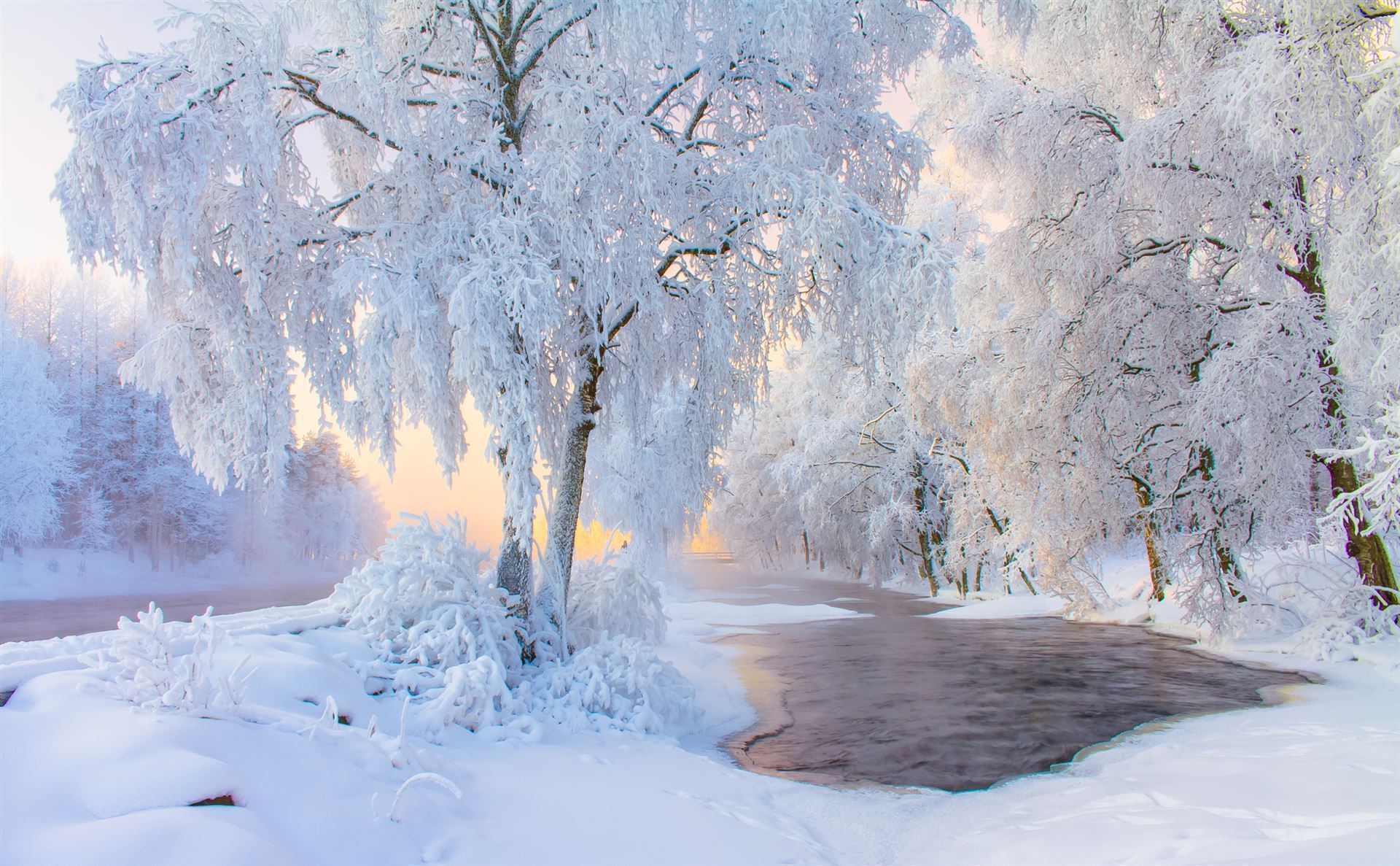 Verschneite Flusslandschaft von Kuhmo, Finnland