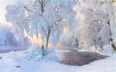 Verschneite Flusslandschaft von Kuhmo, Finnland