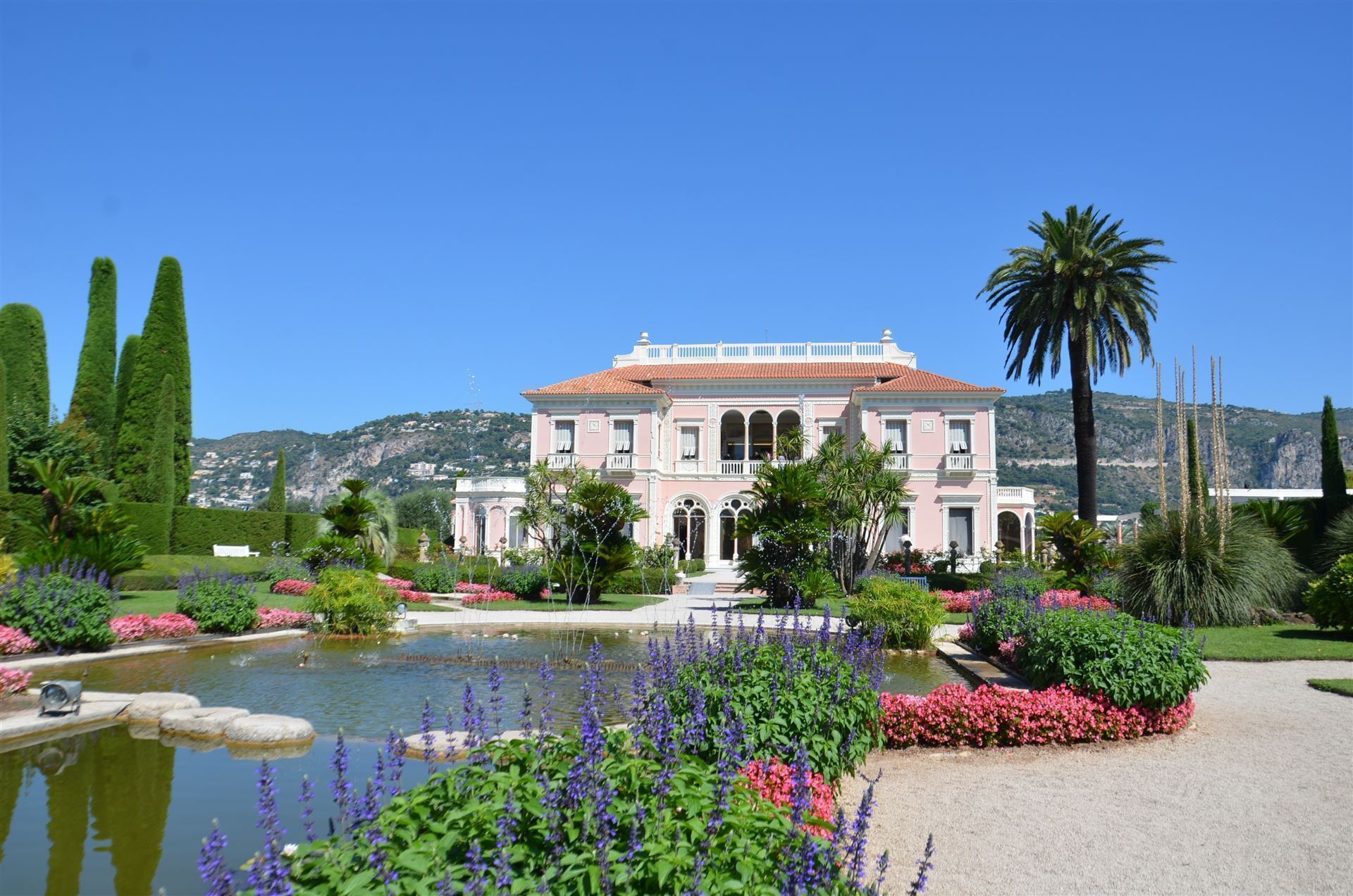 Villa Rothschild im Sommer