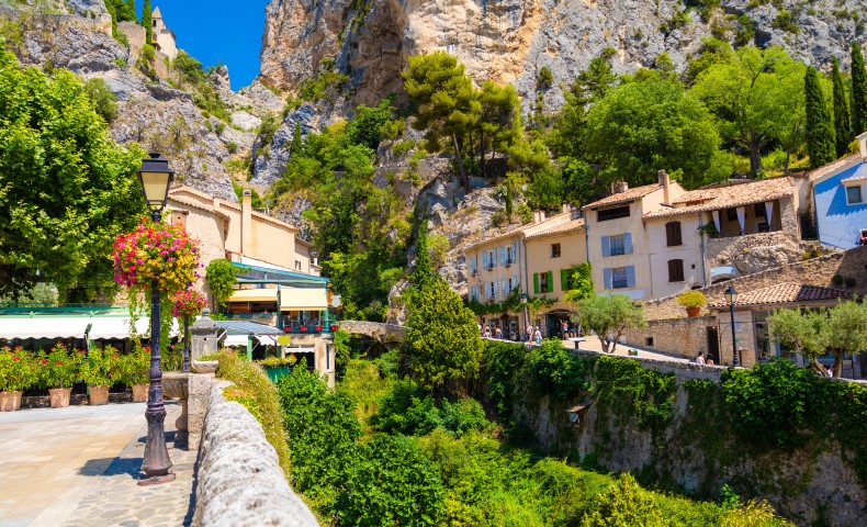 Das Dorf Moustiers-Sainte-Marie, Provence, Südfrankreich