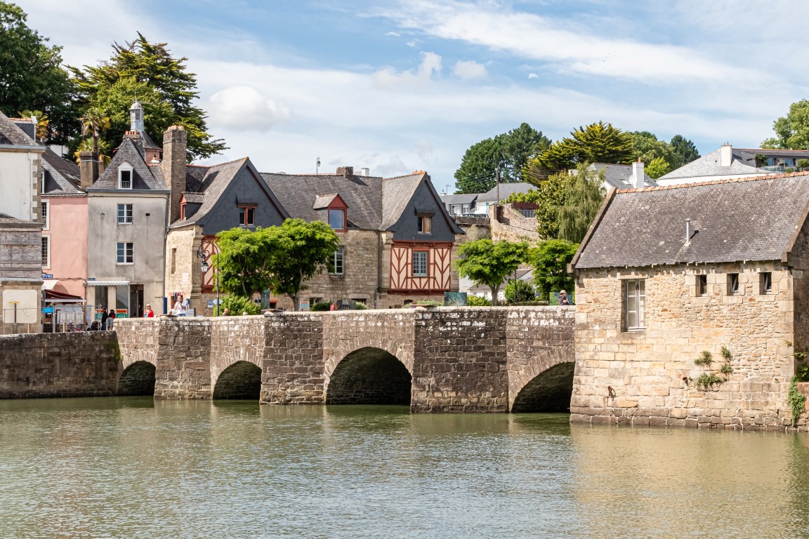 Blick auf die Stadt Auray mit Bruecke in der Bretagne