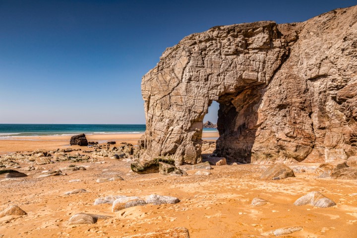 Der Bogen in Port Blanc, Halbinsel Quiberon, Bretagne, Frankreich.