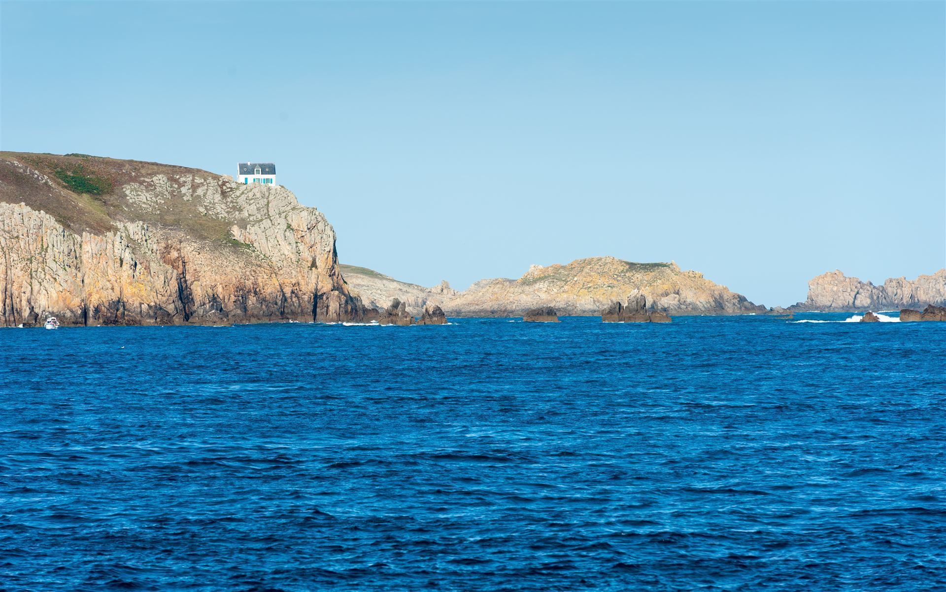 Insel Quessant mit Steilküste