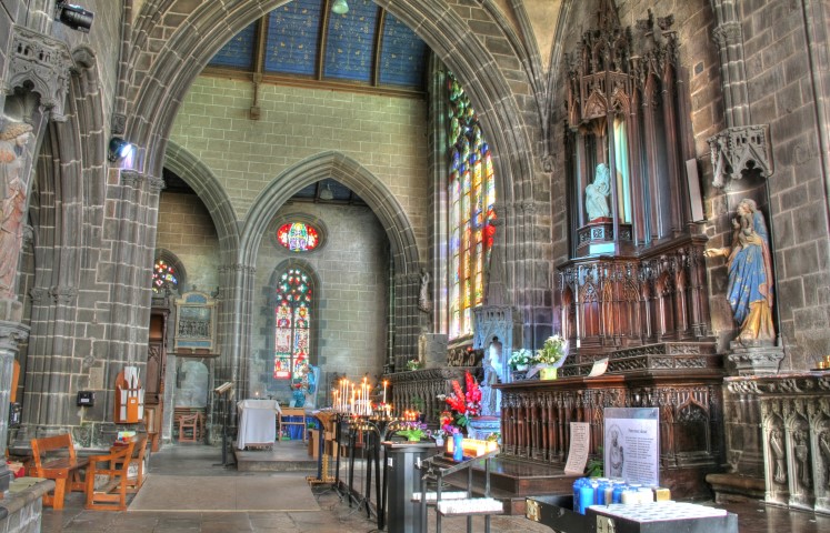 Innenraum der Basilika in Le Folgoet