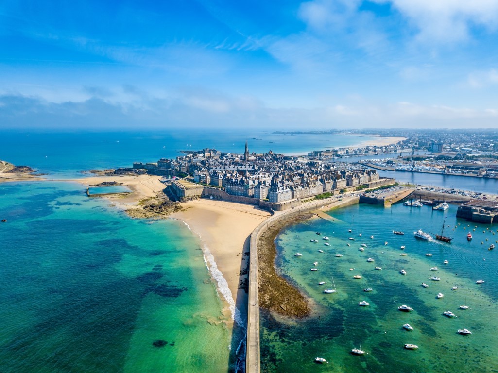 Luftaufnahme der schönen Stadt der Freibeuter - Saint Malo in der Bretagne, Frankreich
