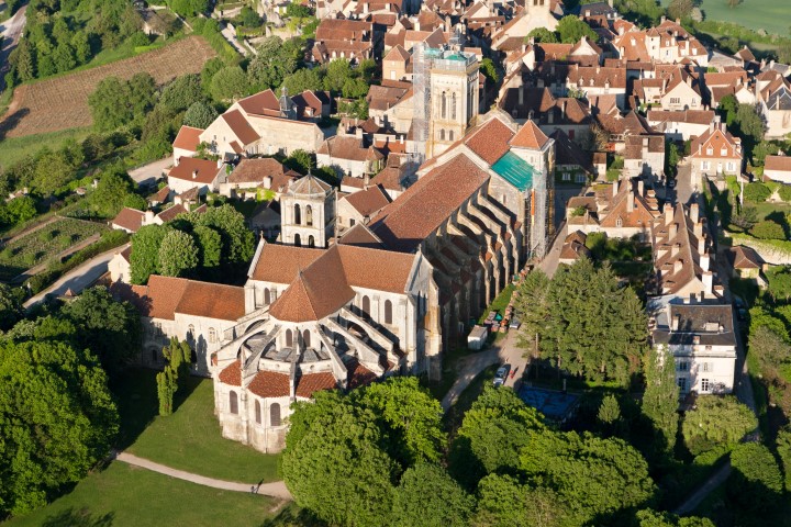 Luftaufnahme der Basilika Sainte-Marie-Madeleine de Vézelay 