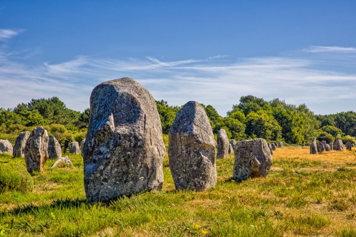 Die berühmten historischen Menhire von Carnac im Sonnenlicht, ein UNESCO-Weltkulturerbe