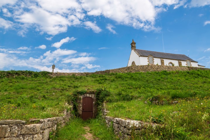 St. Michel Kapelle und Tumulus, Carnac. Bretagne, Frankreich.
