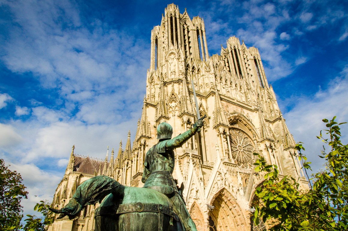 Kathedrale von Reims mit Denkmal
