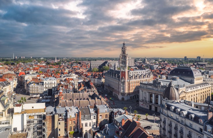 Stadtbild von Lille bei Sonnenuntergang