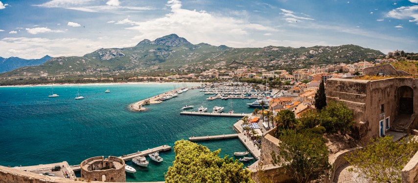 Die Stadt Calvi auf Korsika und die Zitadelle der Stadt