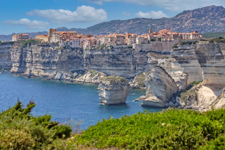 Bonifacio am Rande der Kreidefelsen. Bonifacio liegt auf den Klippen einer Kalksteinhalbinsel.