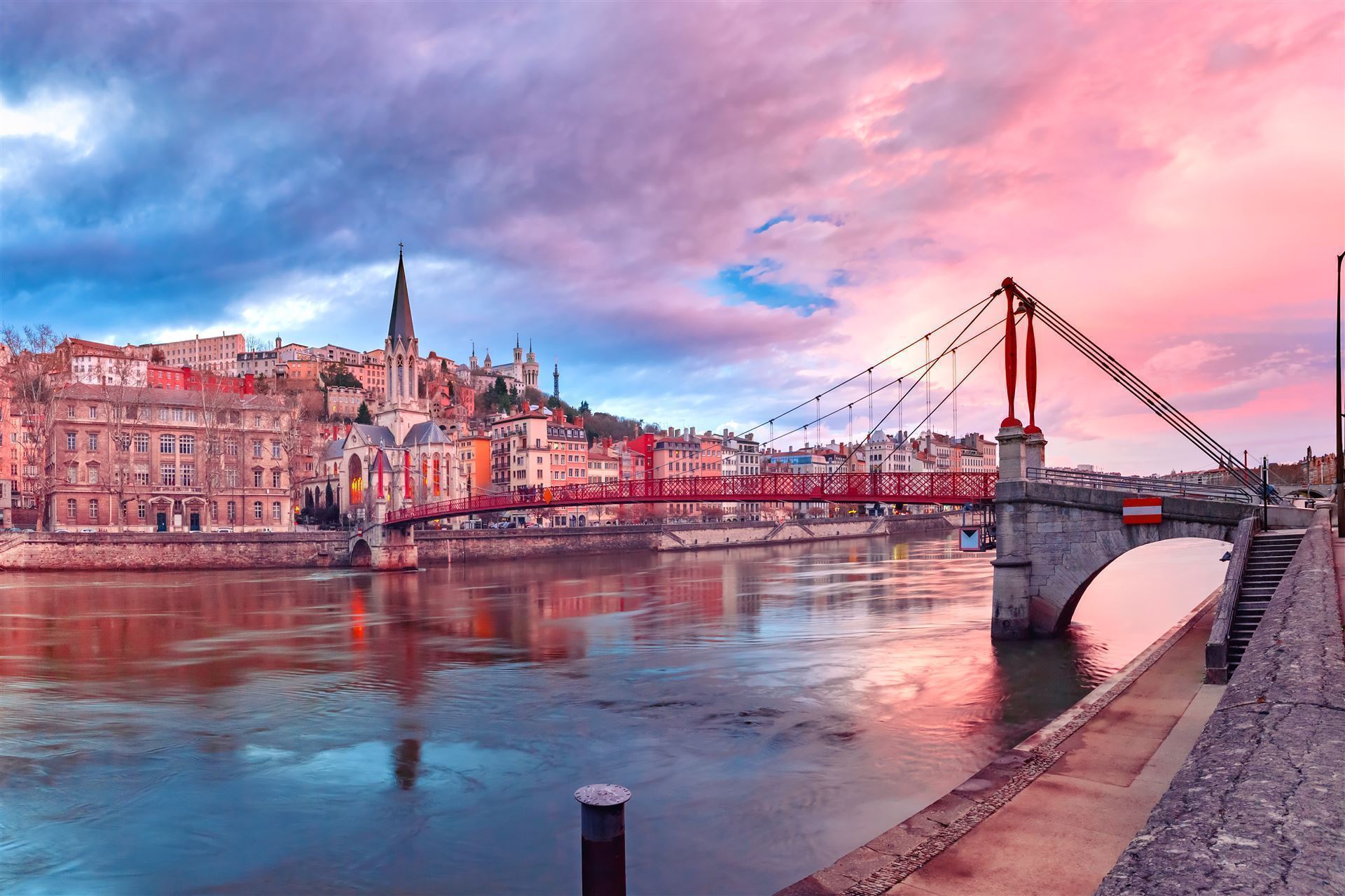Saint Georges Kirche mit Brücke