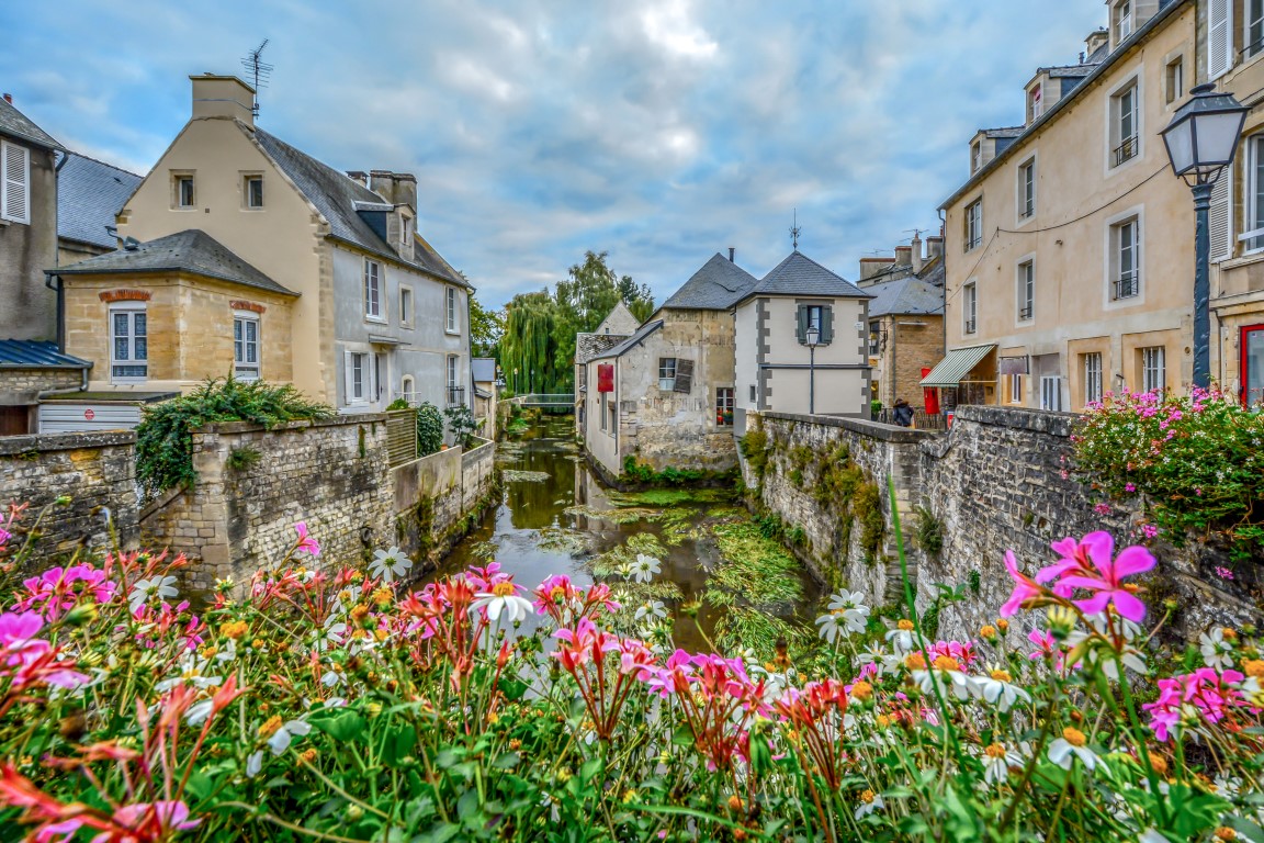 Die malerische Stadt Bayeux an der Küste der Normandie mit ihren mittelalterlichen Häusern
