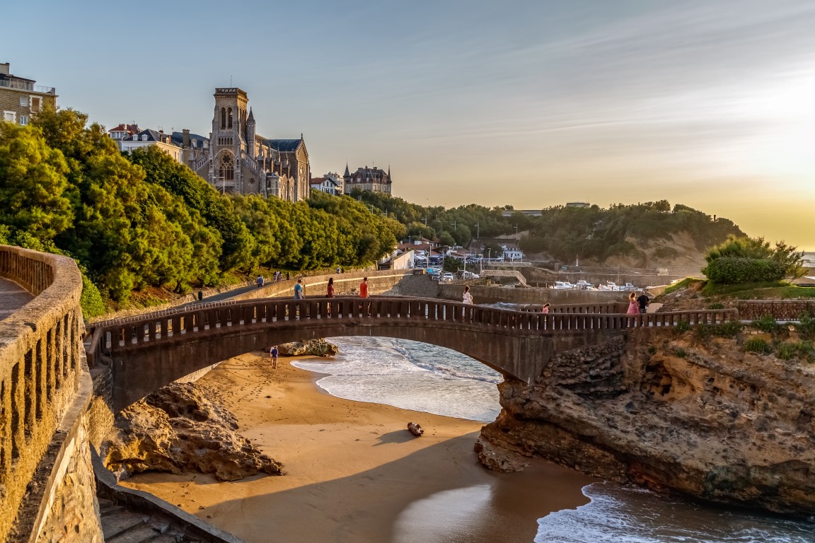 Biarritz-Panoramablick auf die berühmte Steinbrücke zum Rocher du Basta