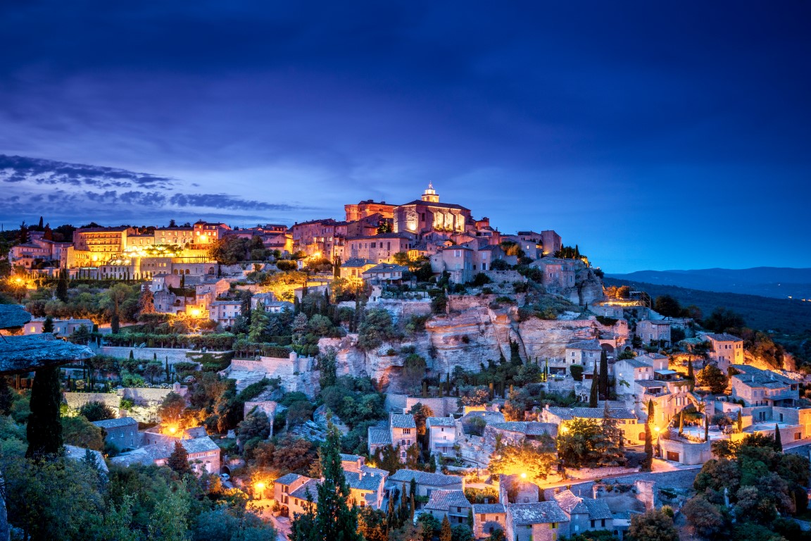 Blick auf die mittelalterliche Stadt Gordes in der Abenddämmerung