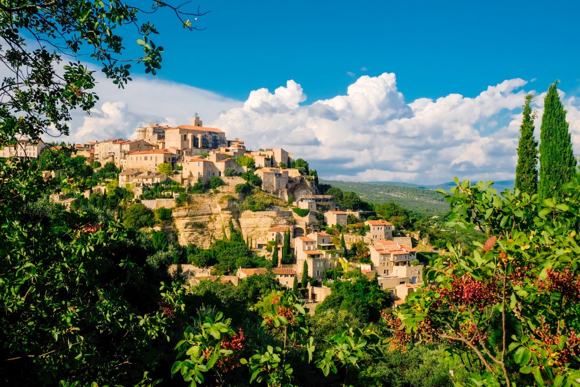 Panoramablick auf Gordes, eine kleine mittelalterliche Stadt in der Provence