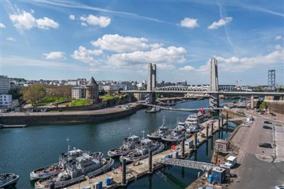 Stadtansicht mit dem Fluss und der Pont de Recouvrance in Brest, Bretagne, Frankreich