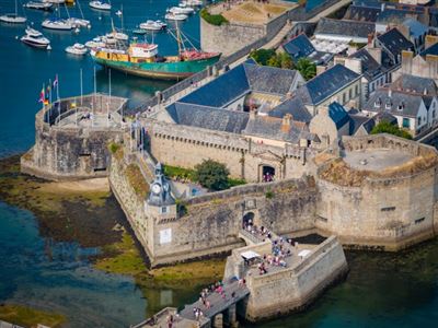 Luftaufnahme des befestigten Dorfes Concarneau in der Bretagne, Frankreich