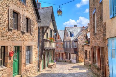 Enge Straße mit alten traditionellen Häusern in Dinan
