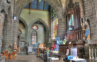 Innenraum der Basilika in Le Folgoet