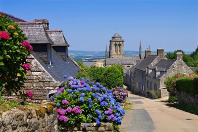 das mittelalterliche Dorf Locronan in der Bretagne 