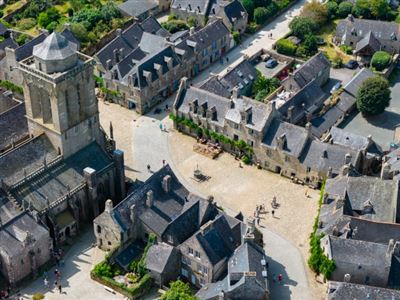 Luftaufnahme des schönen französischen Dorfes Locronan in der Bretagne
