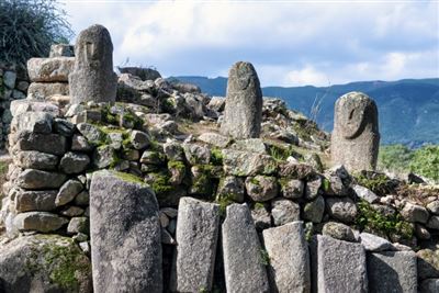 Menhire mit einem menschlichen Gesicht, die in die Megalithstätte von Filitosai gemeißelt sind.