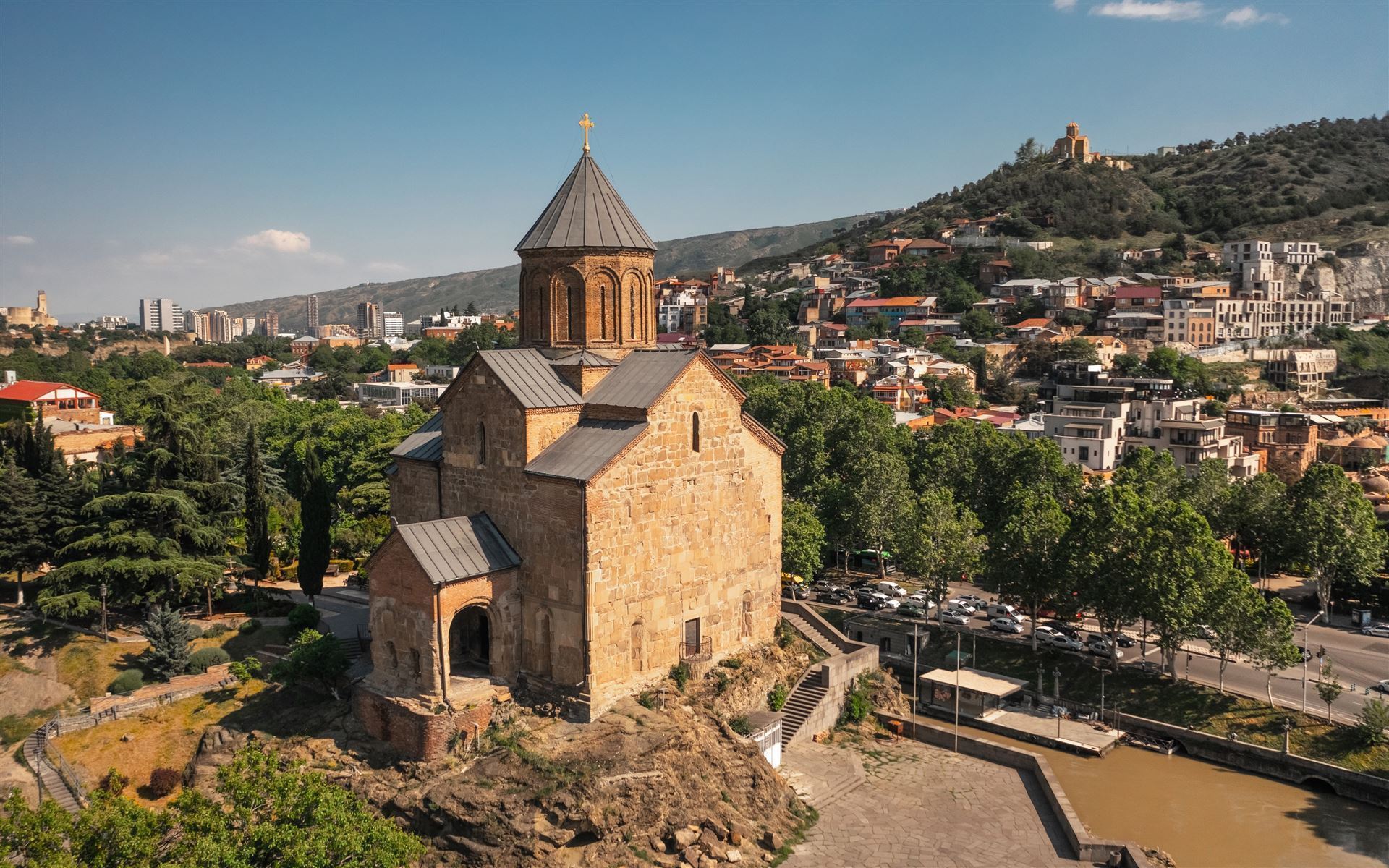 Seitenblick auf die Kirche