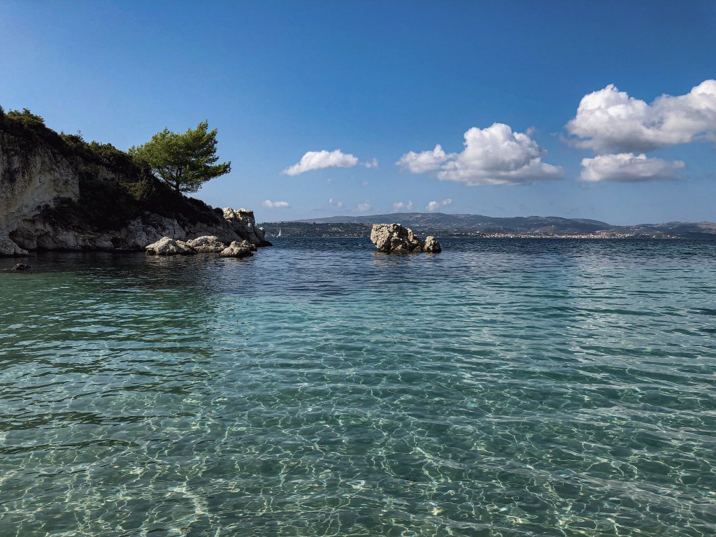 Wunderschöner einsamer Ägäis-Felsenstrand, Griechenland