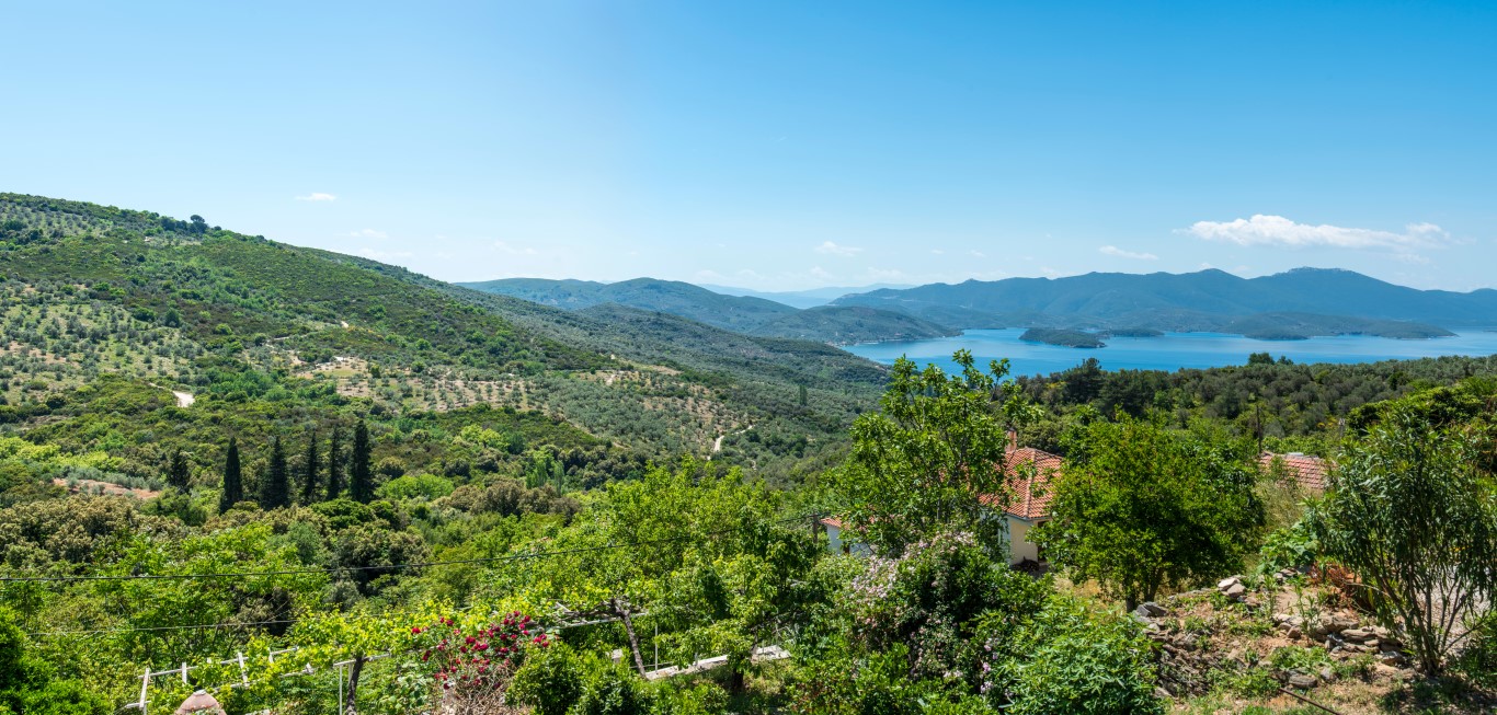 Panoramablick auf das Dorf Milina, Pellion, Griechenland .