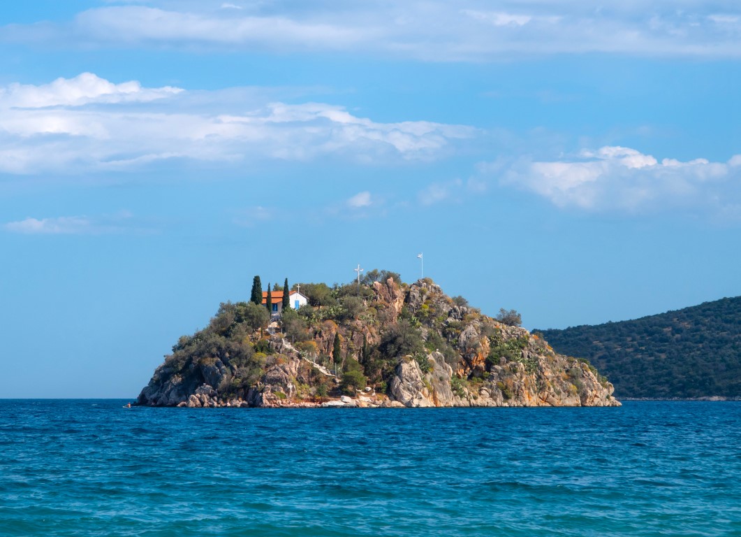 Blick vom Badeort Tolo auf die Insel Koronisi mit der Kirche der Heiligen Apostel