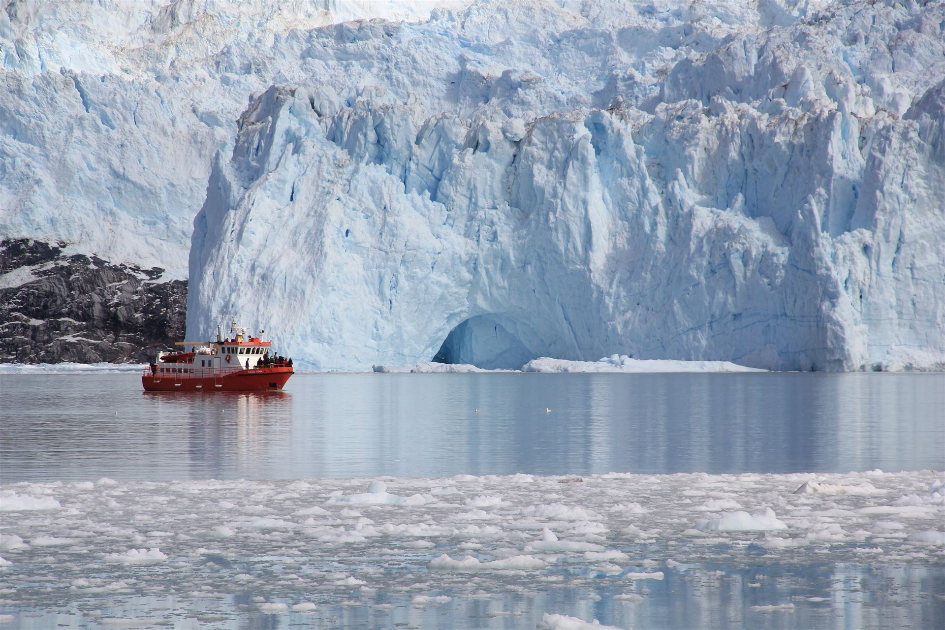 Ausflugsboot am Eqi Gletscher