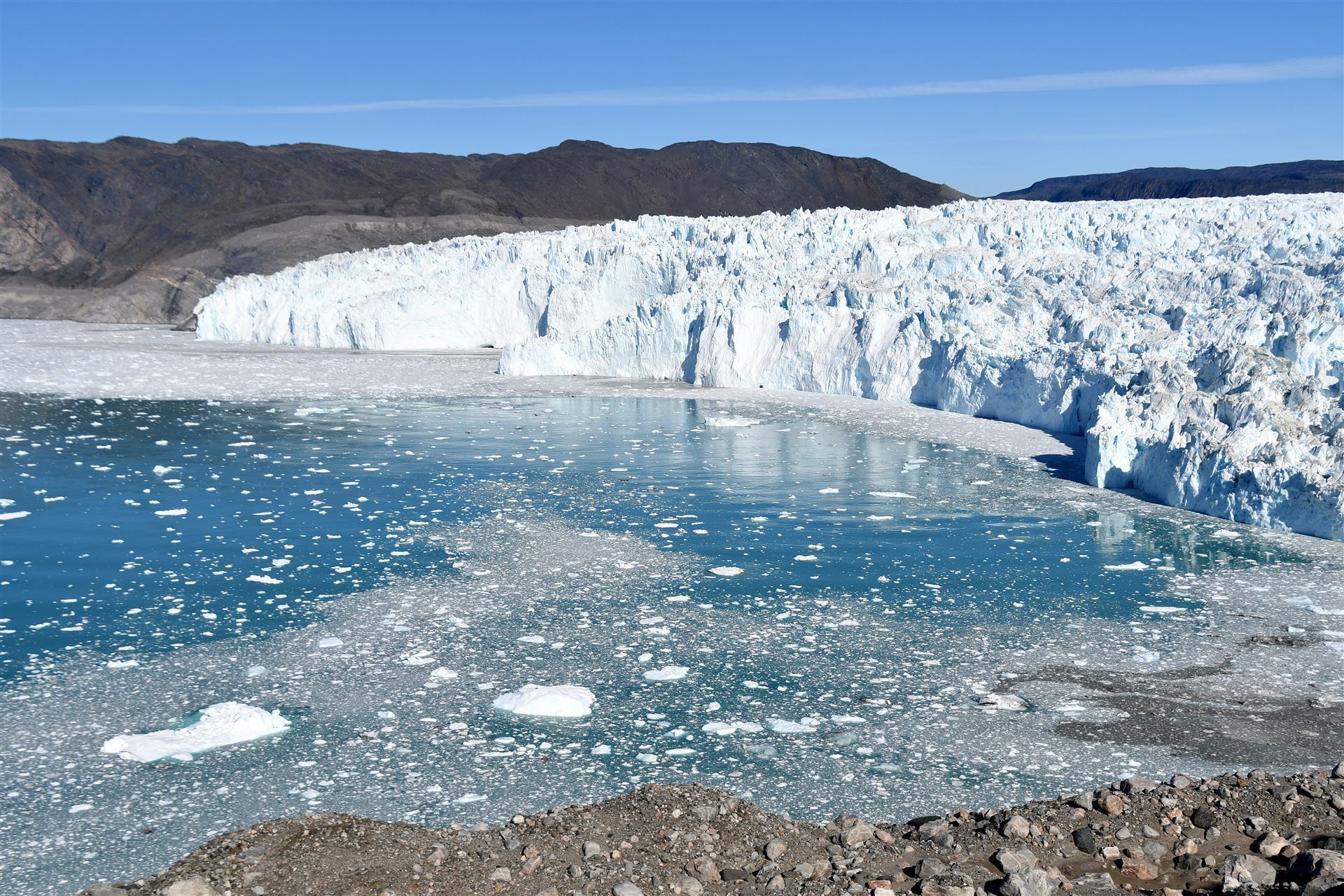 Eis schwimmt im Wasser am Gletscher