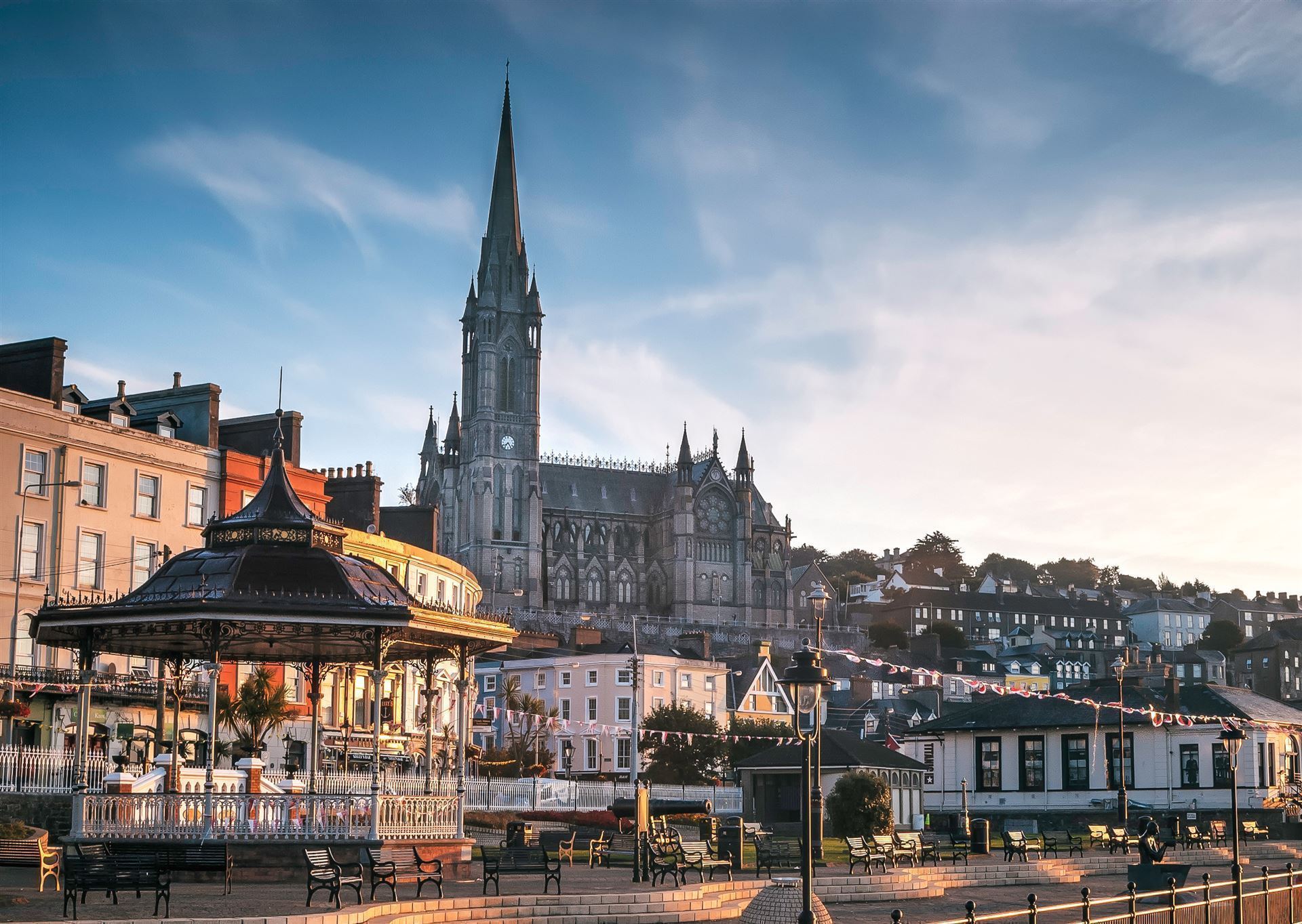Marktplatz mit Blick auf die St. Colman Cathedral