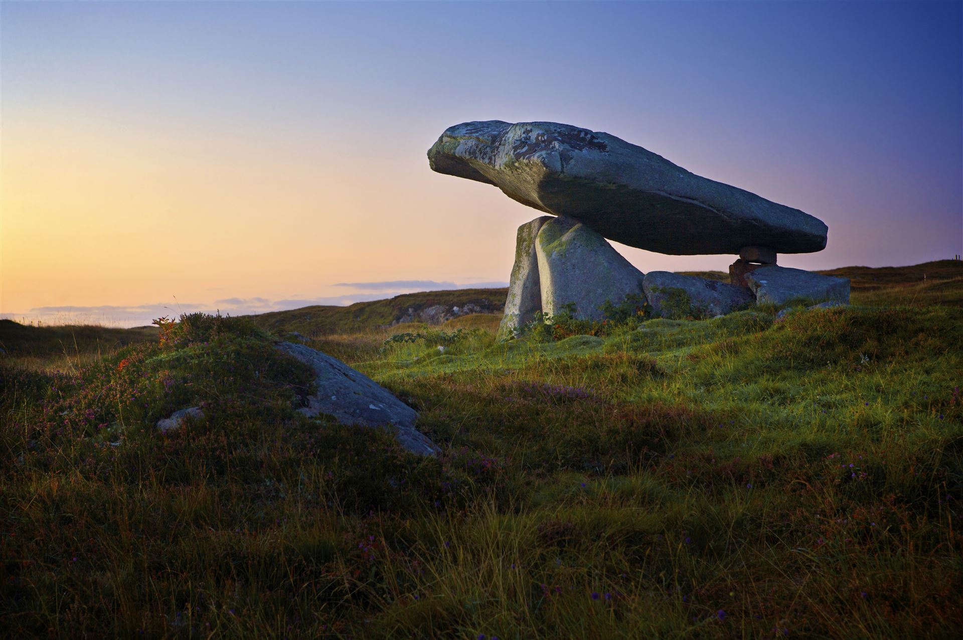 Kilclooney Dolmen bei Ardara im County Donegal