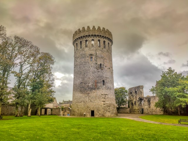 Der Turm des Schlosses Nenagh in der Grafschaft Tipperary, ein berühmtes irisches Wahrzeichen 