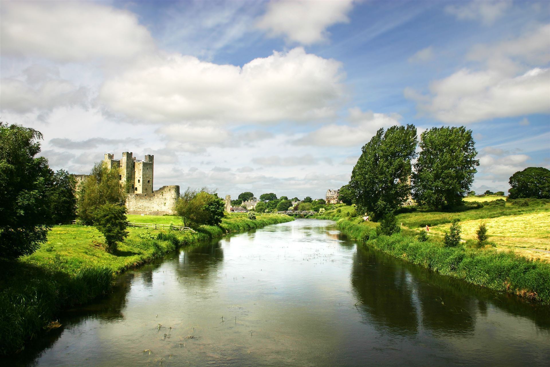 Blick auf das Trim Castle mit dem River Boyne