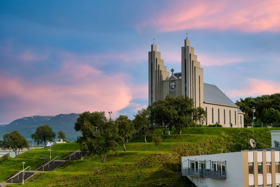 Akureyrarkirkja Lutherische Kirche -wichtiges und beliebtes Wahrzeichen 