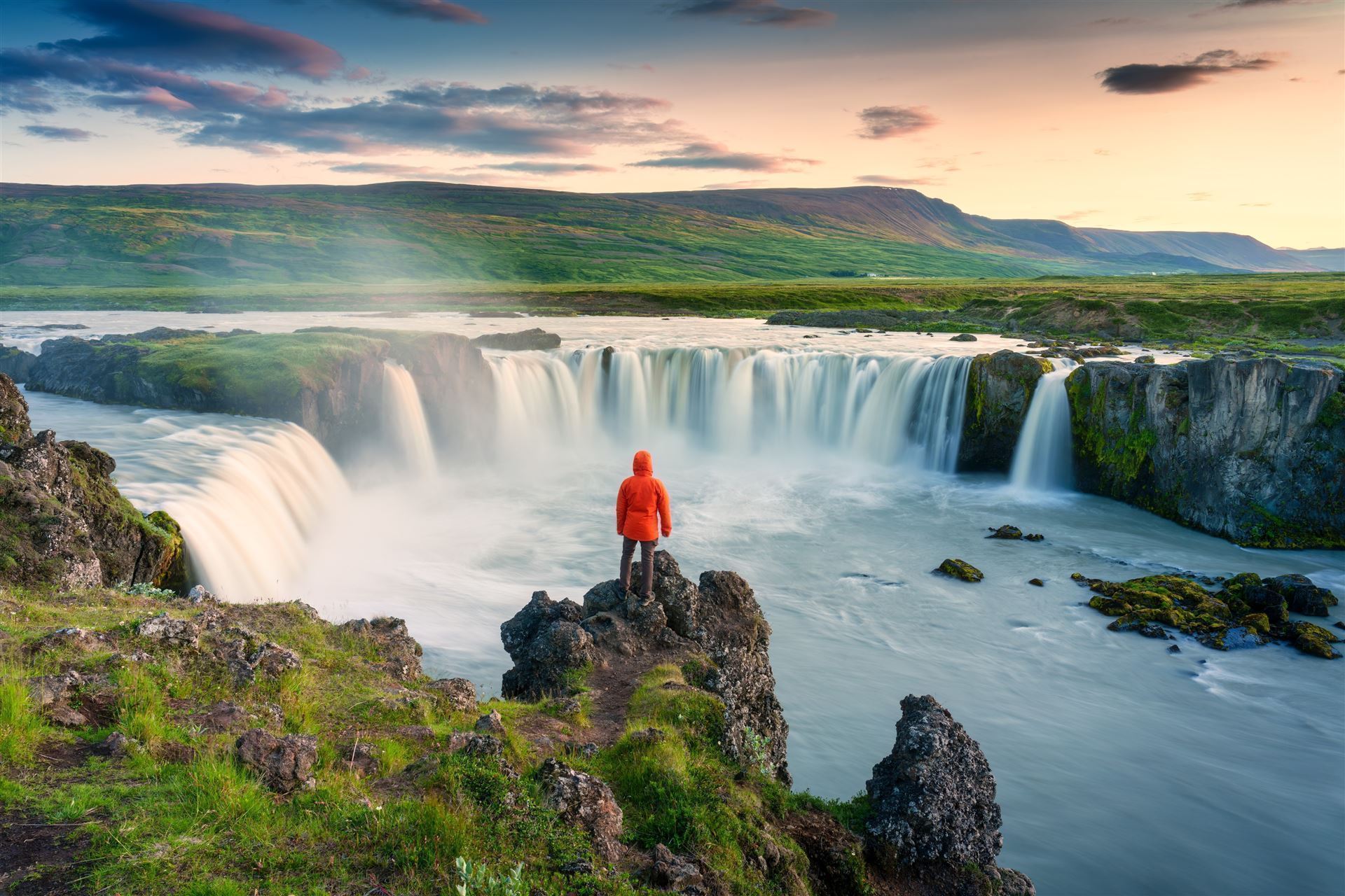 Frau blickt auf den Godafoss