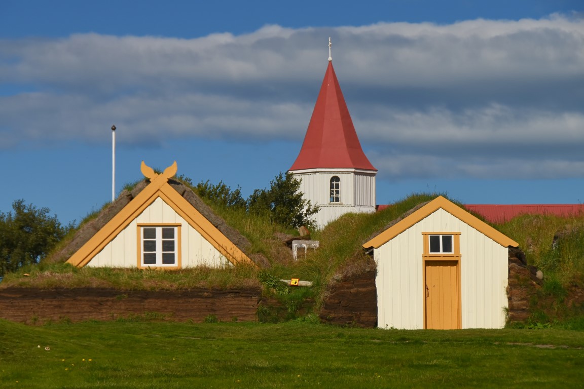 Torfhäuser mit Kirche (Glaumbaer- Island)