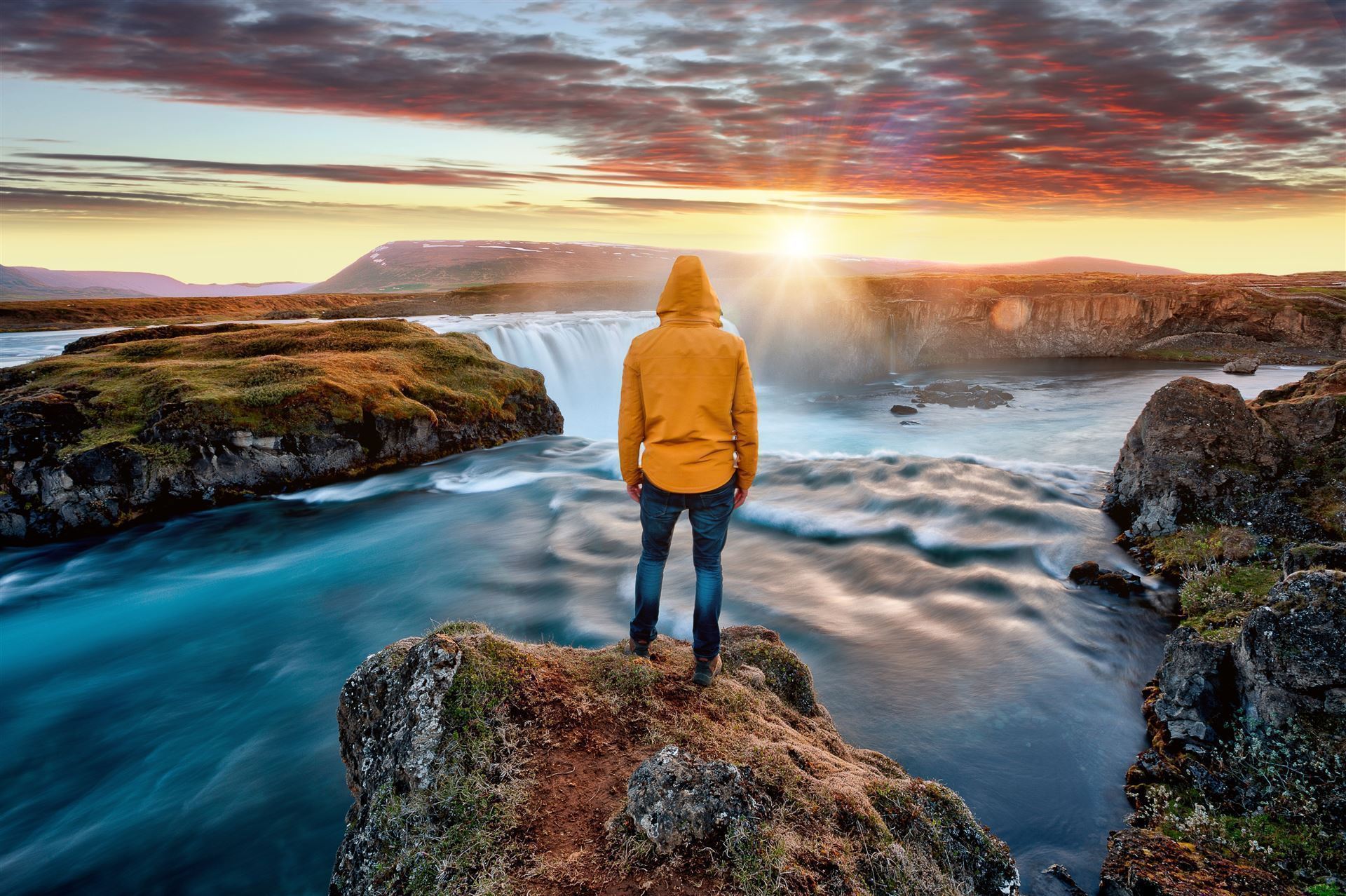 Mann blickt herab zum Godafoss
