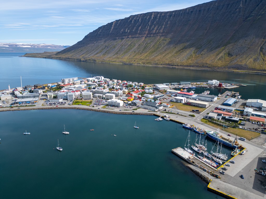 Luftaufnahme der Stadt Isafjordur in den isländischen Westfjorden