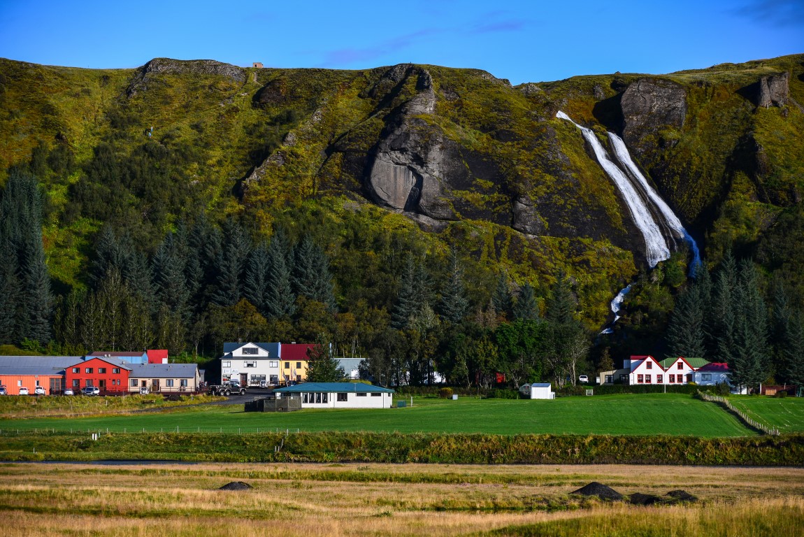 Das Dorf Kirkjubaejarklaustur und der Wasserfall Systrafoss, Südisland.