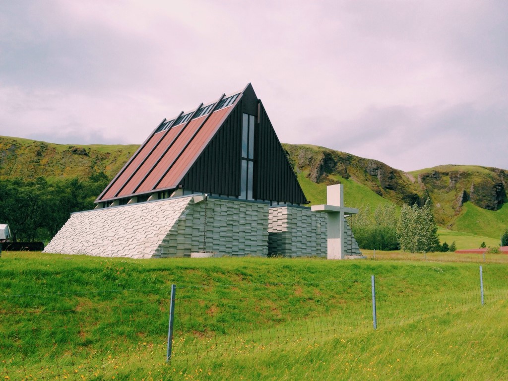 Moderne Kirche in Kirkjubaejarklaustur, Südisland